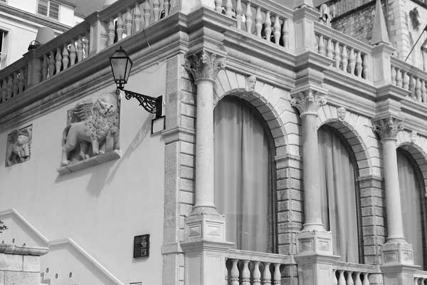 Der venezianische Löwe an der Seitenwand der Loggia
