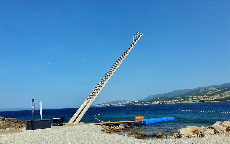 Das ist kein Springturm, sondern eine "Fischbeobachtungsleiter"
