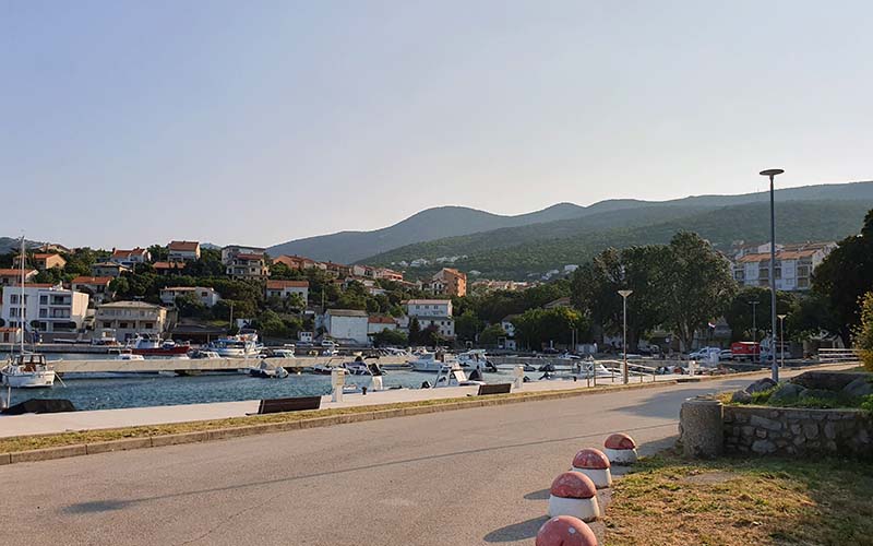 Blick zum Hafen von Klenovica