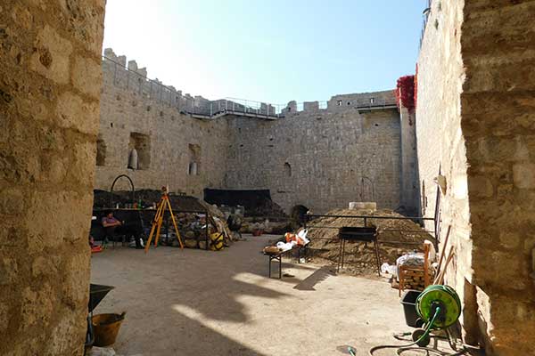 Der Hof der Festung wird renoviert. Daher: Eintritt verboten! 