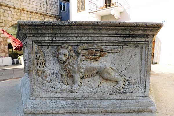 Der Brunnen am Vela Placa zeigt den venezianischen Löwen 