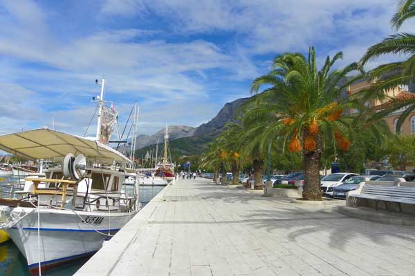 Die Hafenpromenade in Makarska