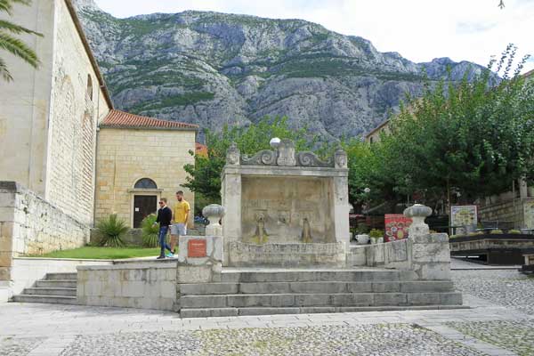 Der Stadtbrunnen in Makarska