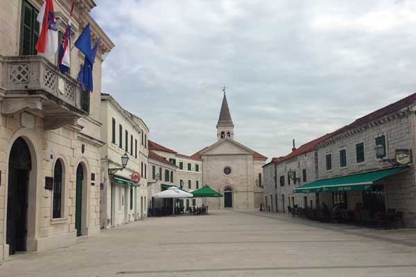 Der Hauptplatz von Opuzen
