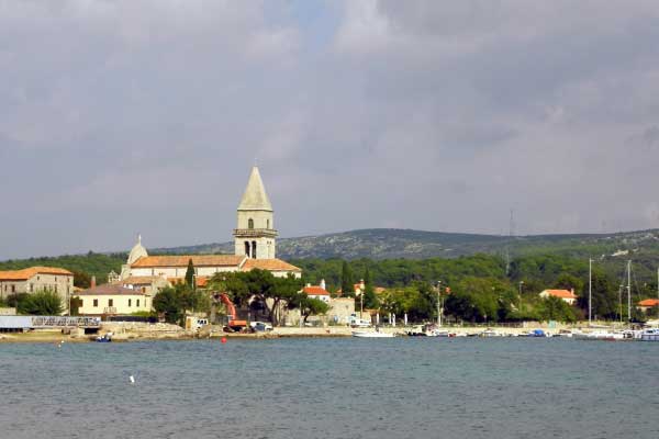 Blick auf die Drehbrücke und die Stadt Osor