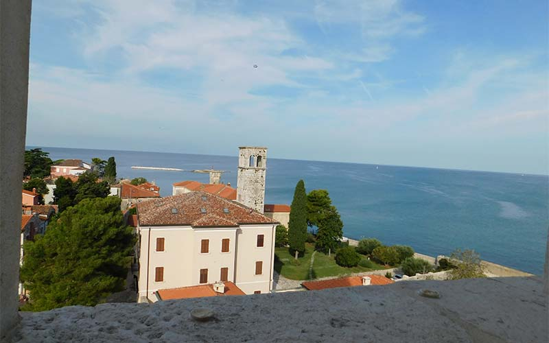 Die Aussicht von oben auf das Meer