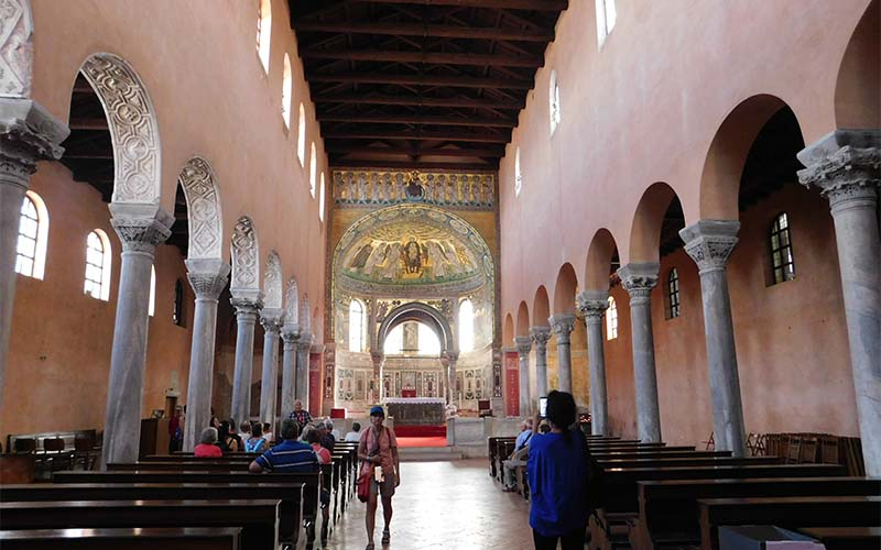 Im Inneren der Basilika von Poreč 