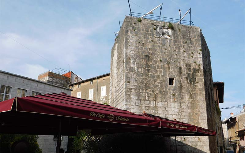 Der fünfeckige Turm der Stadtmauer