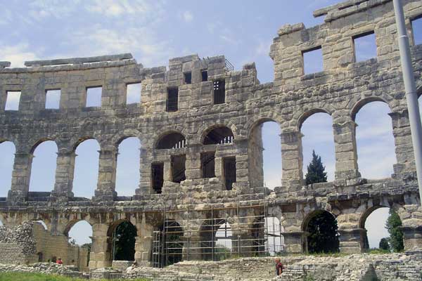Blick auf das Amphitheater von Pula