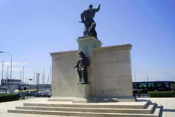Das Denkmal im Hafen von Pula