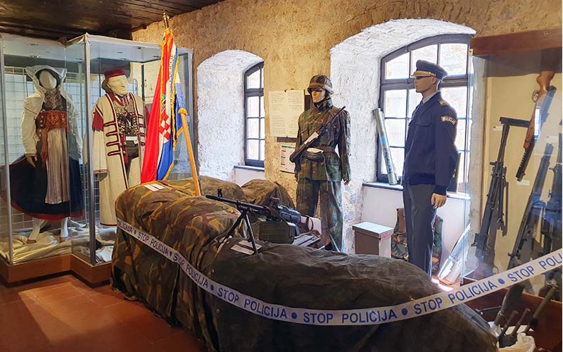 Ausstellung über die Polizei in der Festung Nehaj