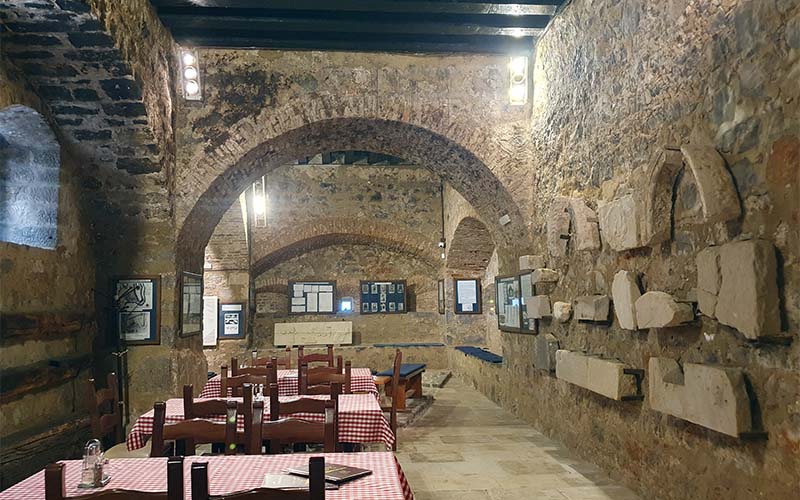 Im Inneren der Festung ist heute ein Restaurant