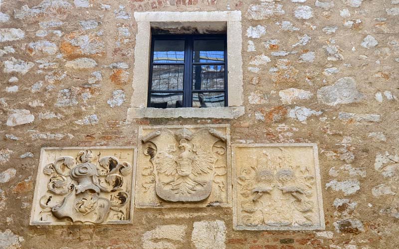 Die Wappen weisen auf die Erbauer der Festung hin