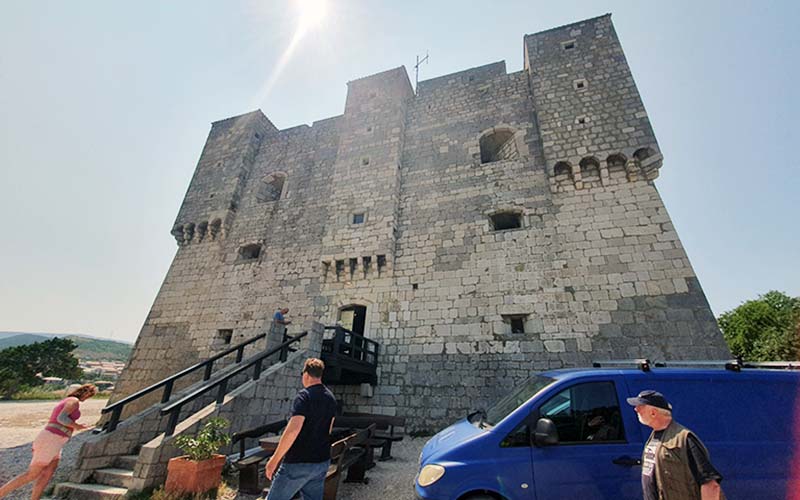 Eine Holzstiege führt ins Innere der Festung Nehaj in Senj