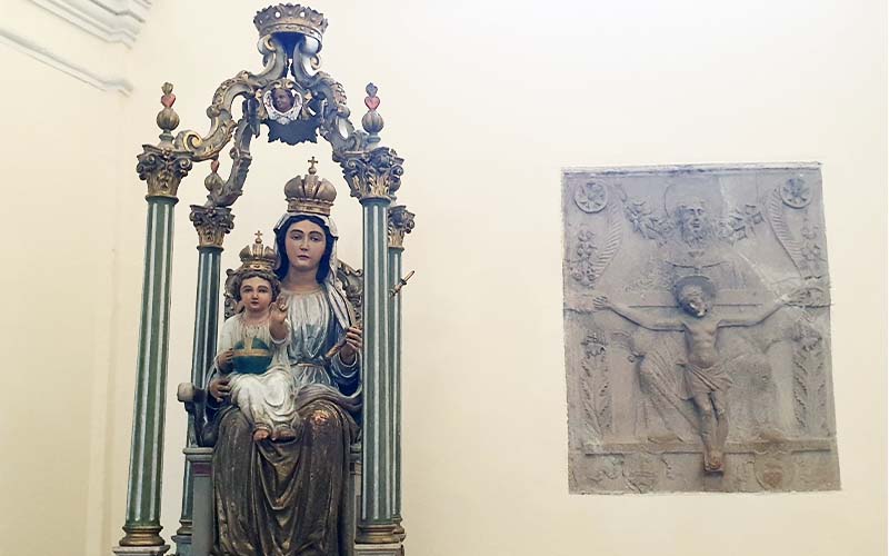 Im Inneren der Kathedrale Mariä Himmelfahrt in Senj