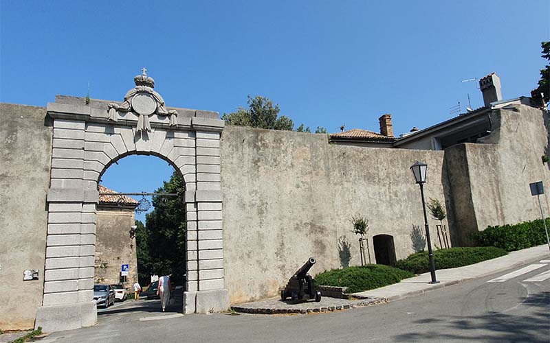 Die Stadttore von Senj mit ihrer Krone