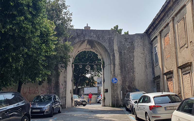Die Krone am Stadttor verweist auf den Status als Königsstadt