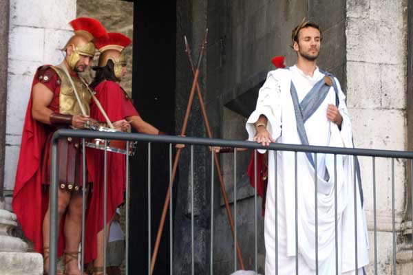 Kaiser Diokletian begrüßt die Touristen