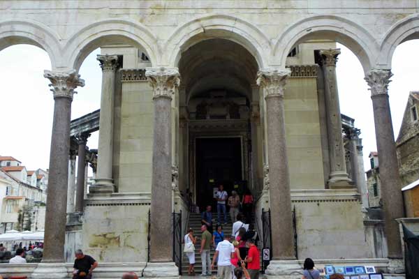 Eingang zur Kathedrale