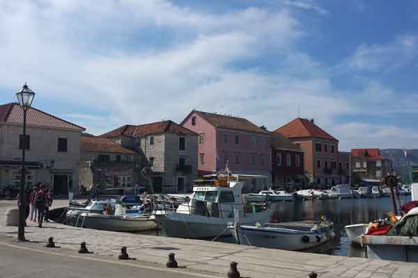 Blick auf den Hafen der Stadt Stari Grad auf der Insel Hvar