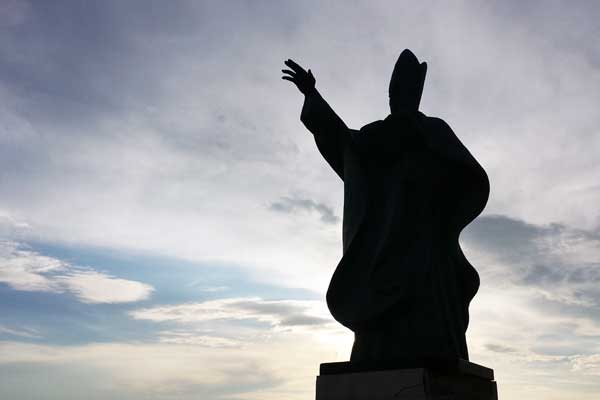 Die Statue des Heiligen Nikolaus in Sućuraj