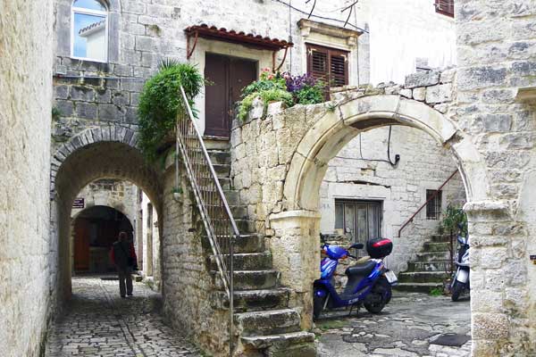 Ein Gässchen in der Altstadt von Trogir