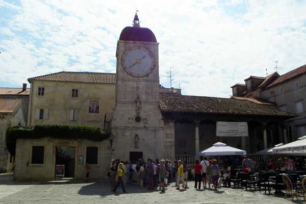 Der Uhrturm am Hauptplatz von Trogir