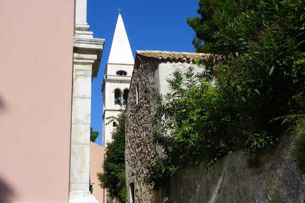 Blick auf den Glockenturm von Veli Lošinj
