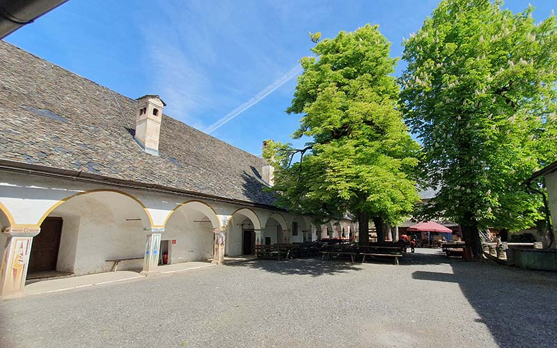 Blick zum Restaurant im Burghof