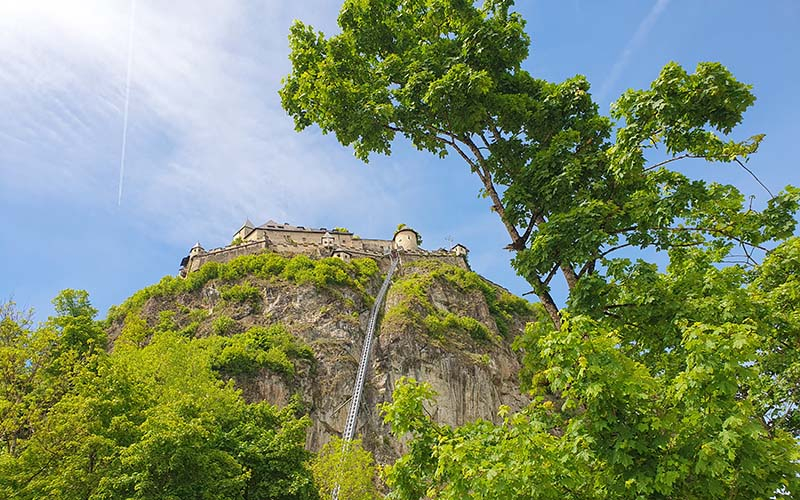 Die Liftstrecke hoch zur Burg