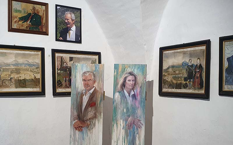 In der Ausstellung lernt man die Familie der Khevenhüller, Besitzer der Burg, kennen