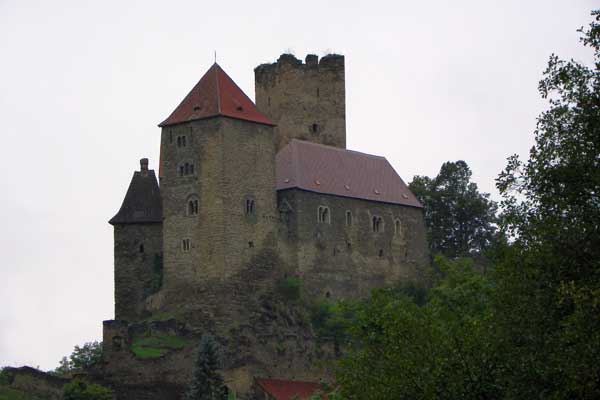 Blick auf die Burg Hardegg