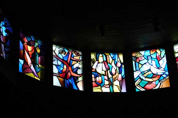 Die wunderschönen Fenster in der Kirche vom Kloster Marienkron 