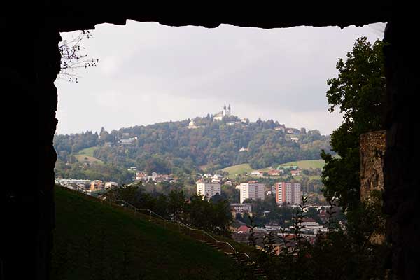Blick vom Schloss auf den Pöstlingberg 
