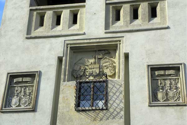 Die Wappen der Familie auf dem Schloss