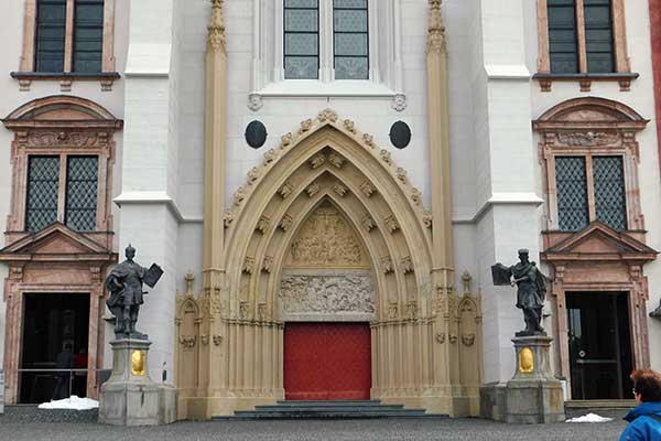 Das Eingangstor zur Basilika