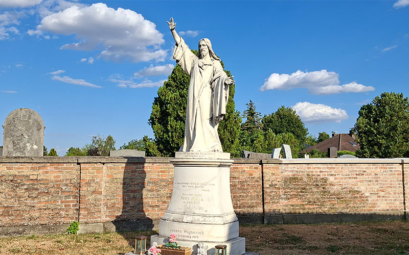 Beim Friedhofseingang