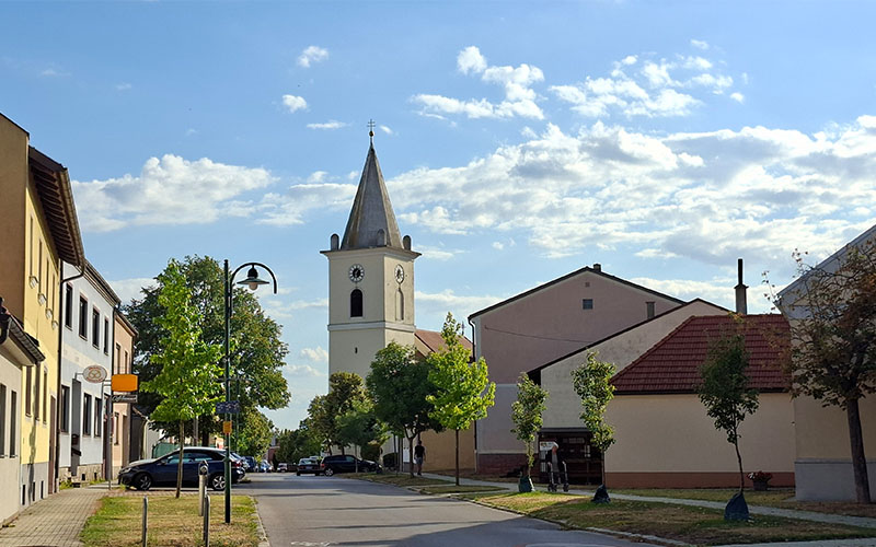 Blick zur Pfarrkirche Parndorf