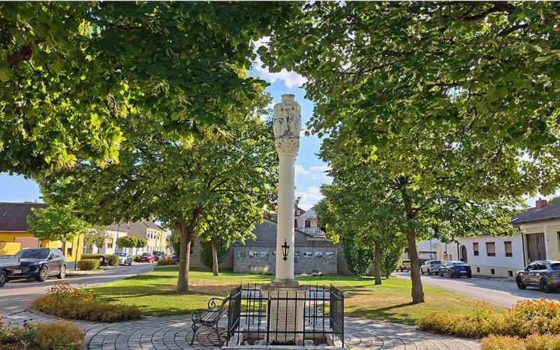 Die barocke Dreifaltigkeits- oder Pestsäule in Parndorf