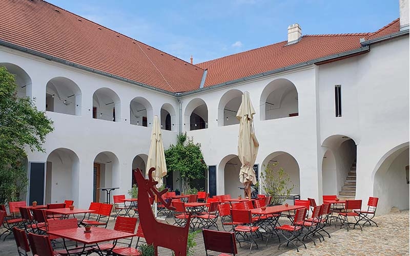 Der Innenhof des Eisenhuthaus