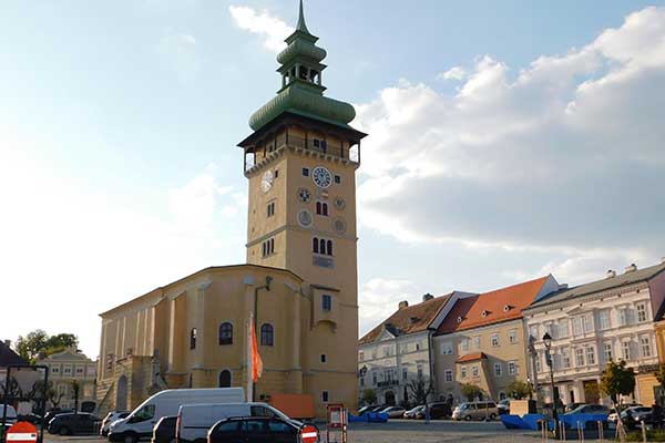 Blick auf das Rathaus und den Hauptplatz von Retz