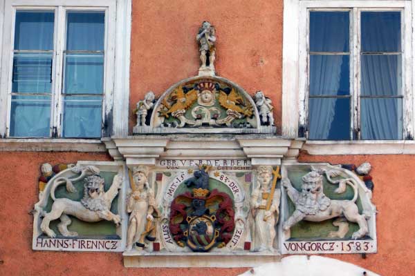 Die Wappen am Verderberhaus in Retz