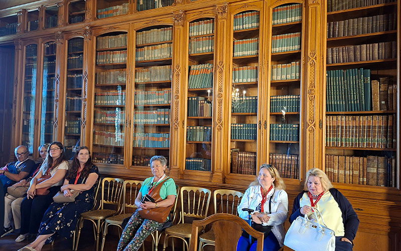 In der Bibliothek warten wir alle auf die Überraschung