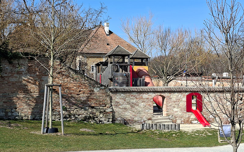 Rutschen, Klettergerüste und vieles mehr