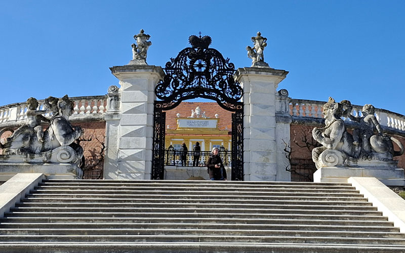 Die Schmiedeeisentore und die Skulpturen lassen sich das ganze Jahr hindurch bewundern