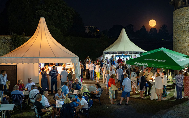 Im Freiluftfoyer bei den Schloss-Spielen (Foto © KBB, Andreas Hafenscher)