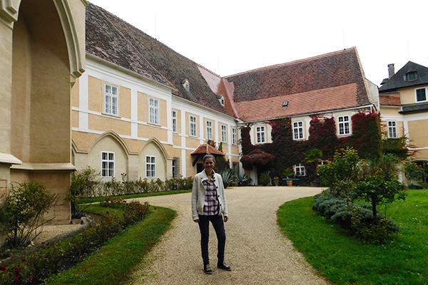 Schlossherrin Andrea Schubert im Hof von Schloss Schrattenthal