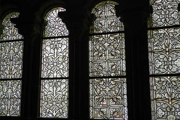 Die wunderschönen Fenster des Kreuzganges im Grisaille-Stil