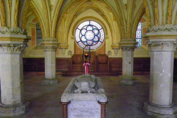 Blick in den Kapitelsaal und auf das Grabmal Friedrichs des Streitbaren 