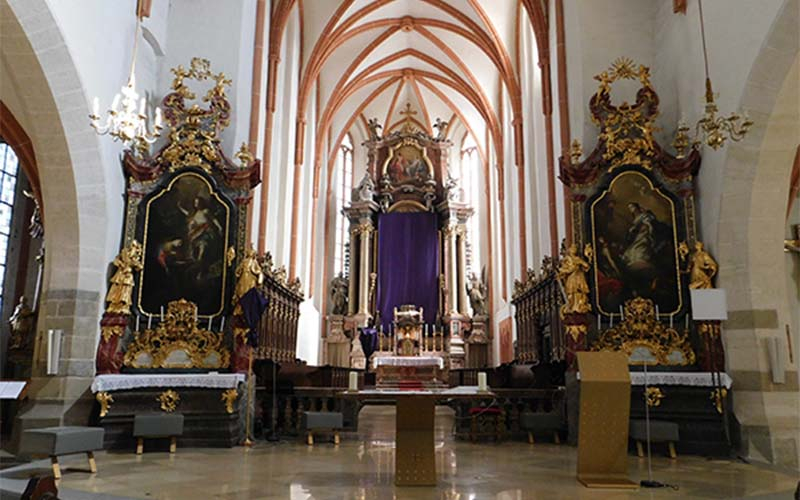 Im Inneren der Stadtpfarrkirche 